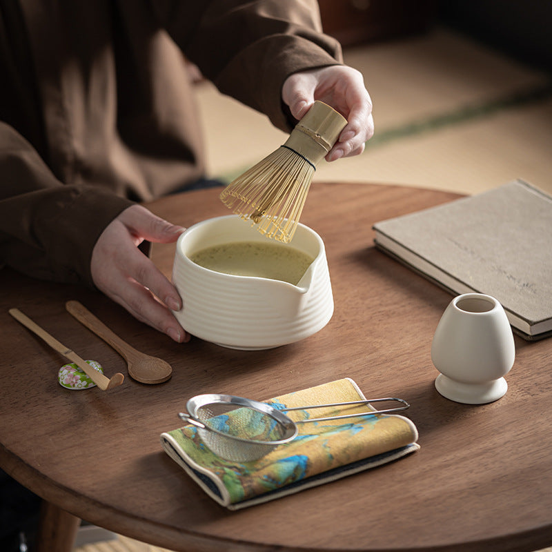 Rituel du matcha japonais — préparation au bol chawan et fouet chasen