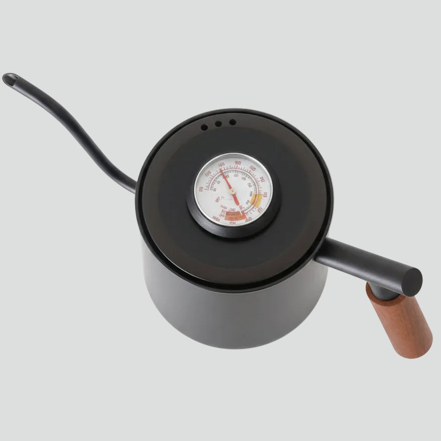 Bouilloire col de cygne en cours de versement pour un café pour-over