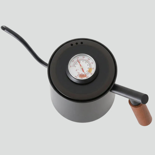Bouilloire col de cygne en cours de versement pour un café pour-over