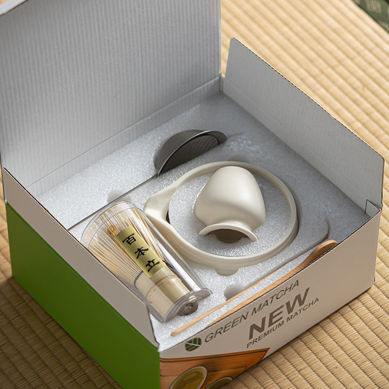 Coffret matcha ouvert montrant le bol céramique blanc et les accessoires bambou