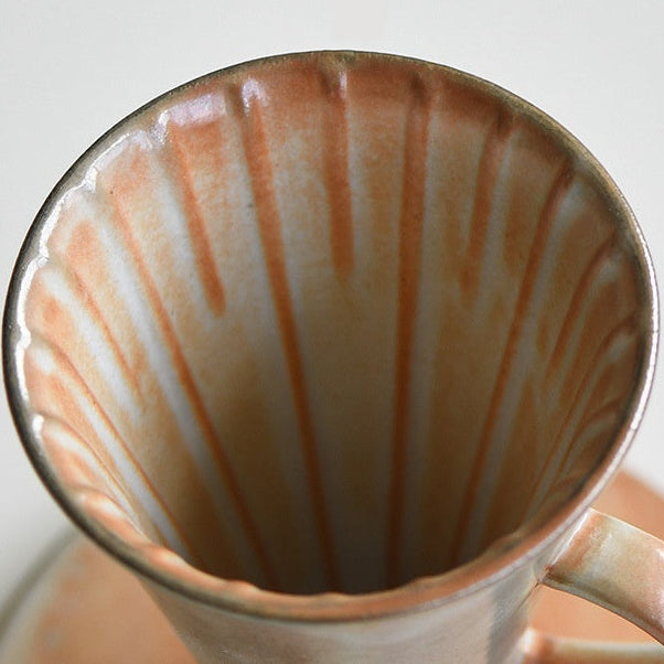 Dripper céramique pour-over posé sur une carafe, extraction de café filtre