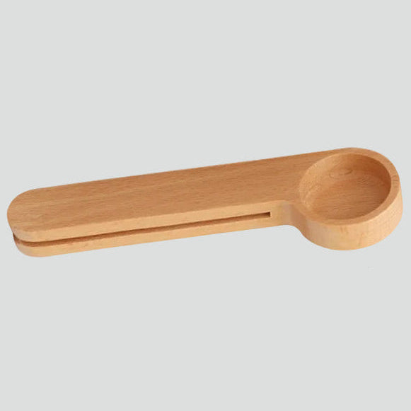 Cuillère doseuse bois clipsant un sachet de café en grains