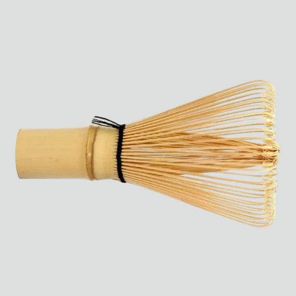 Détail des brins fins tressés du fouet à matcha chasen