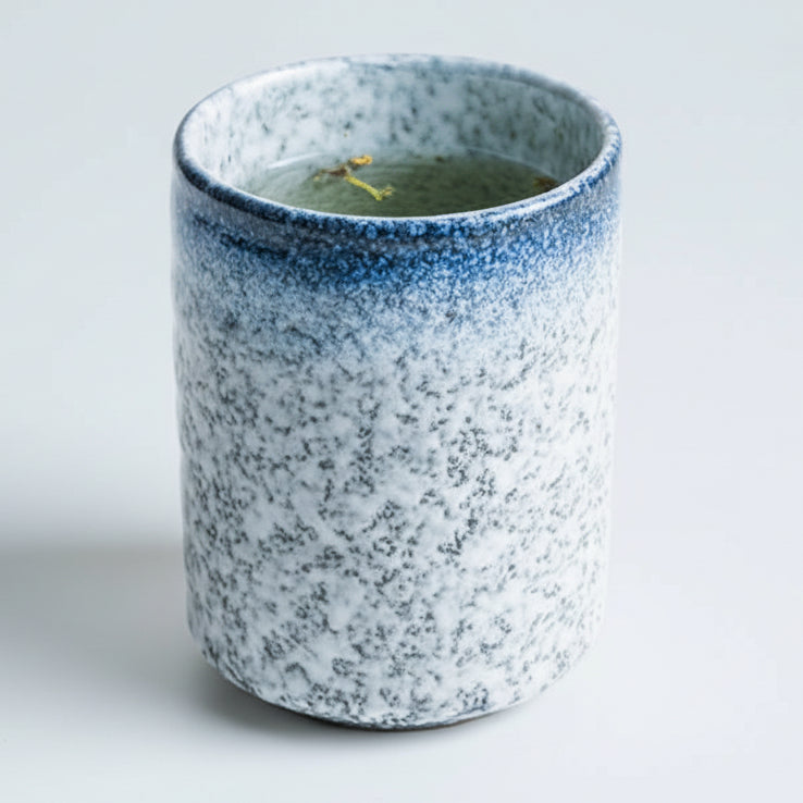 Tasse Yunomi en céramique japonaise wabi-sabi, décor bleu nuit marbré