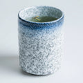 Tasse Yunomi en céramique japonaise wabi-sabi, décor bleu nuit marbré